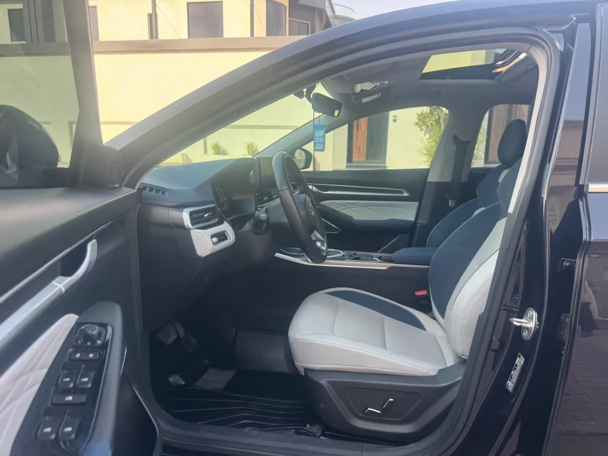 Car image 11