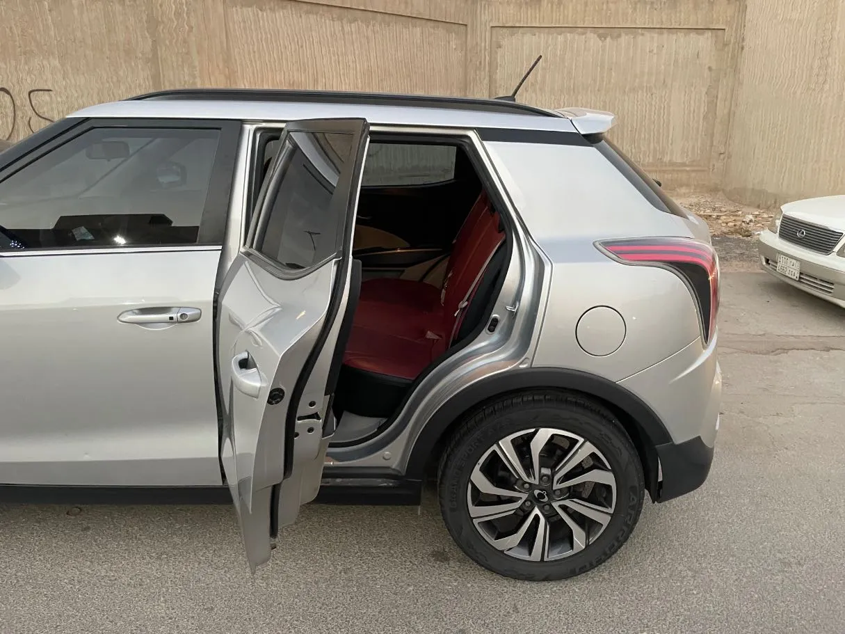 Car image 15