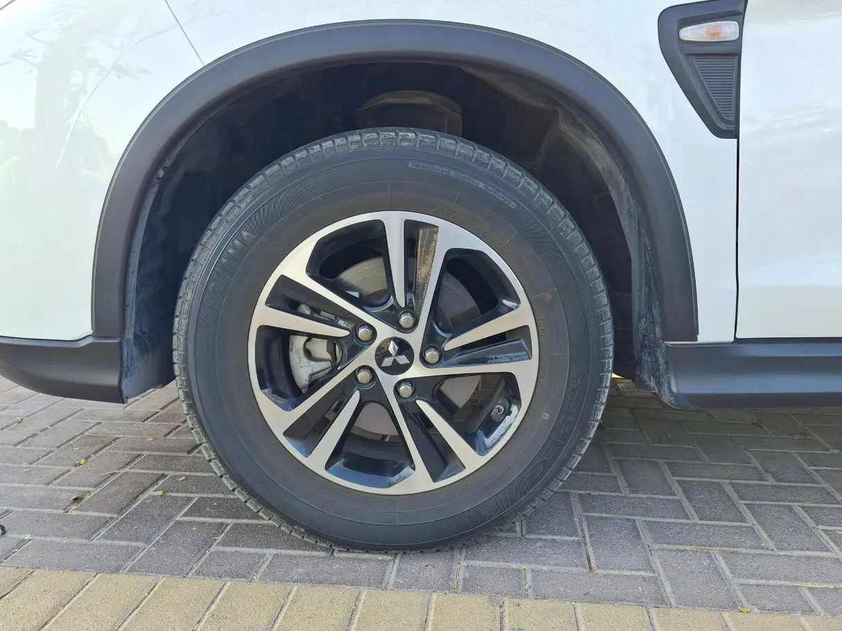 Car image 9