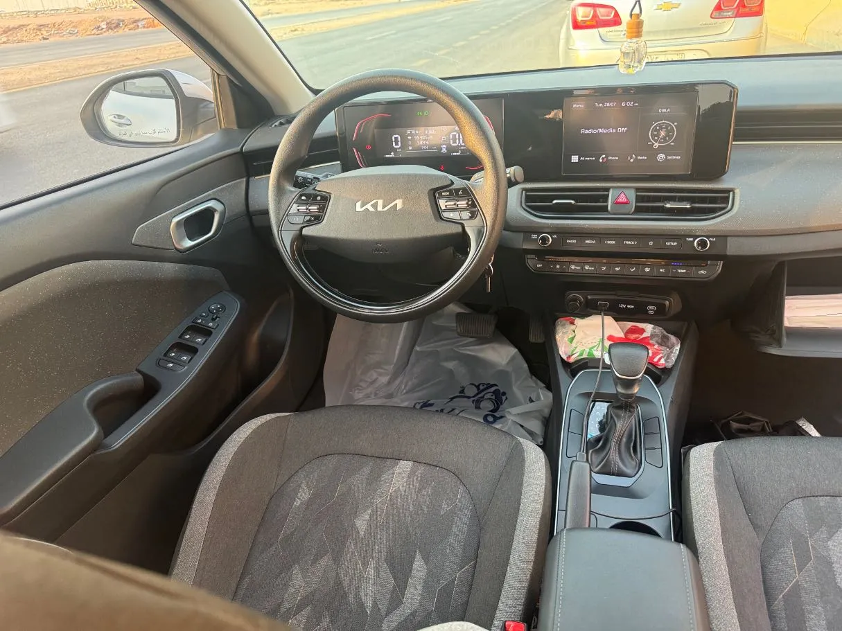 Car image 14
