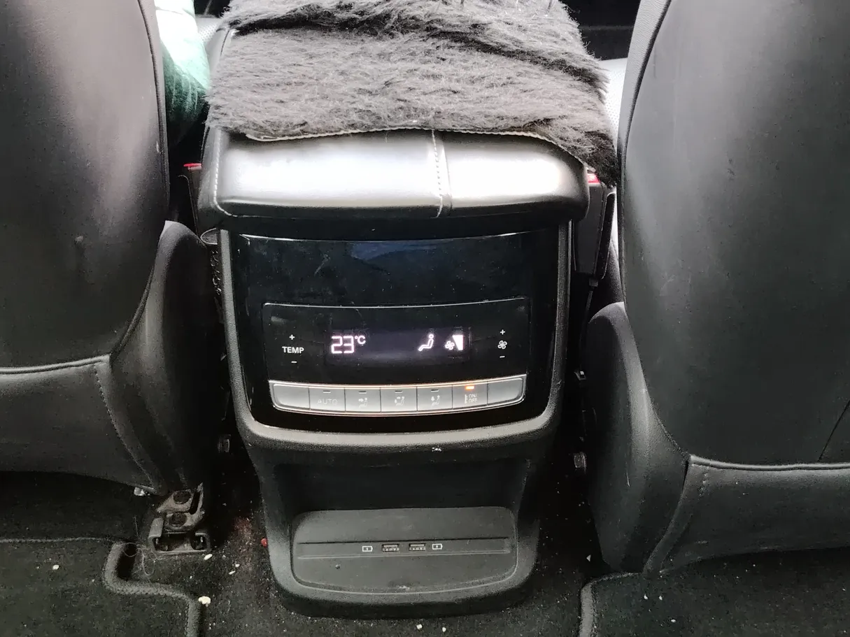 Car image 27