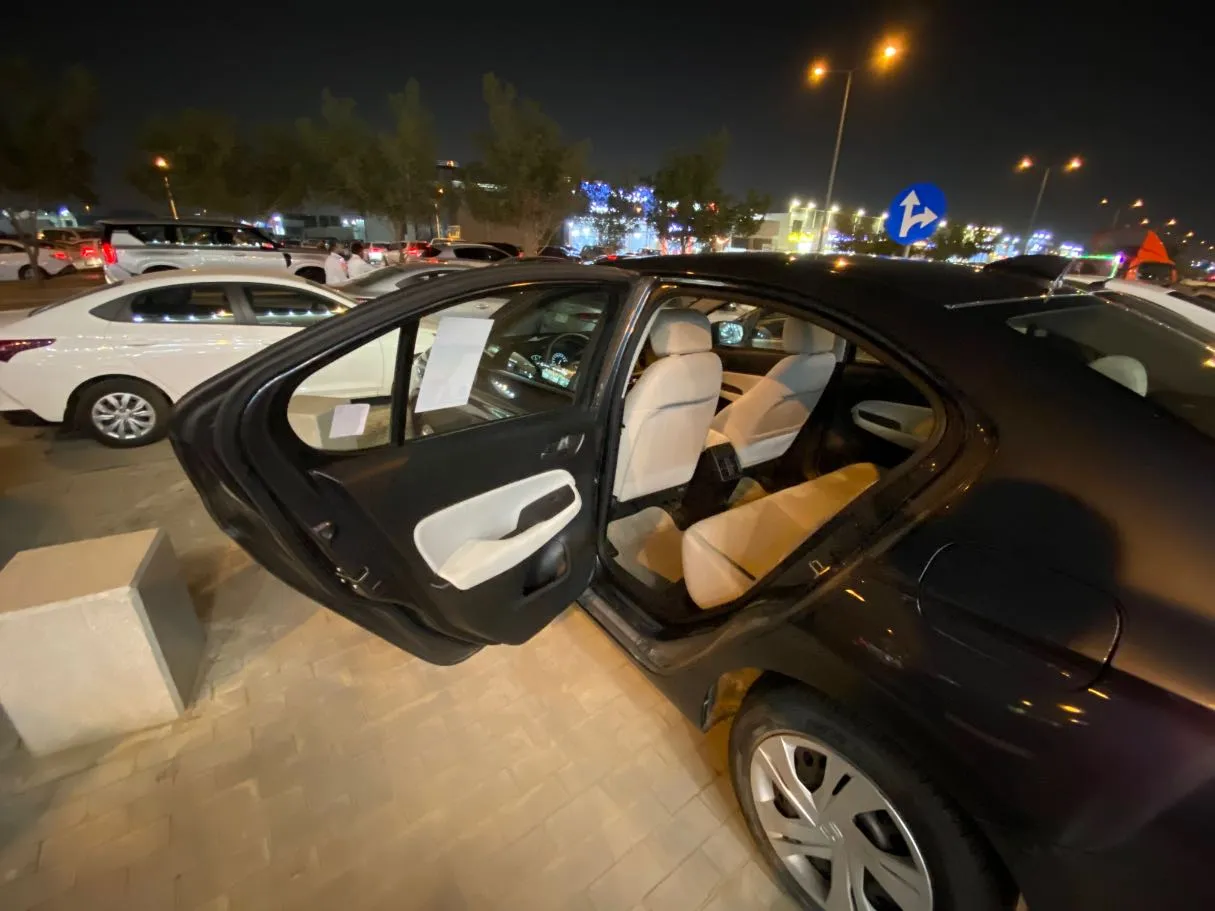Car image 9