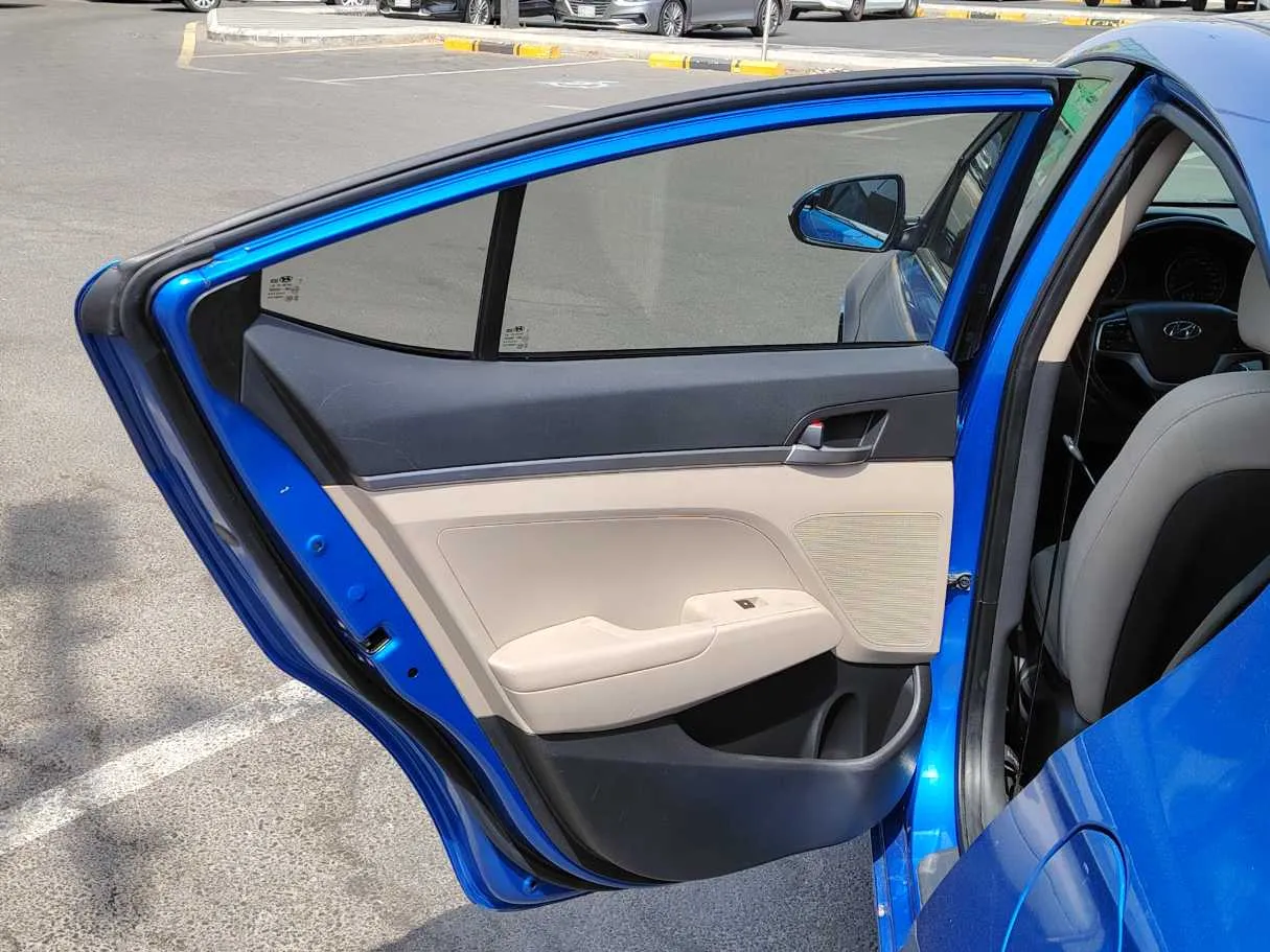 Car image 14