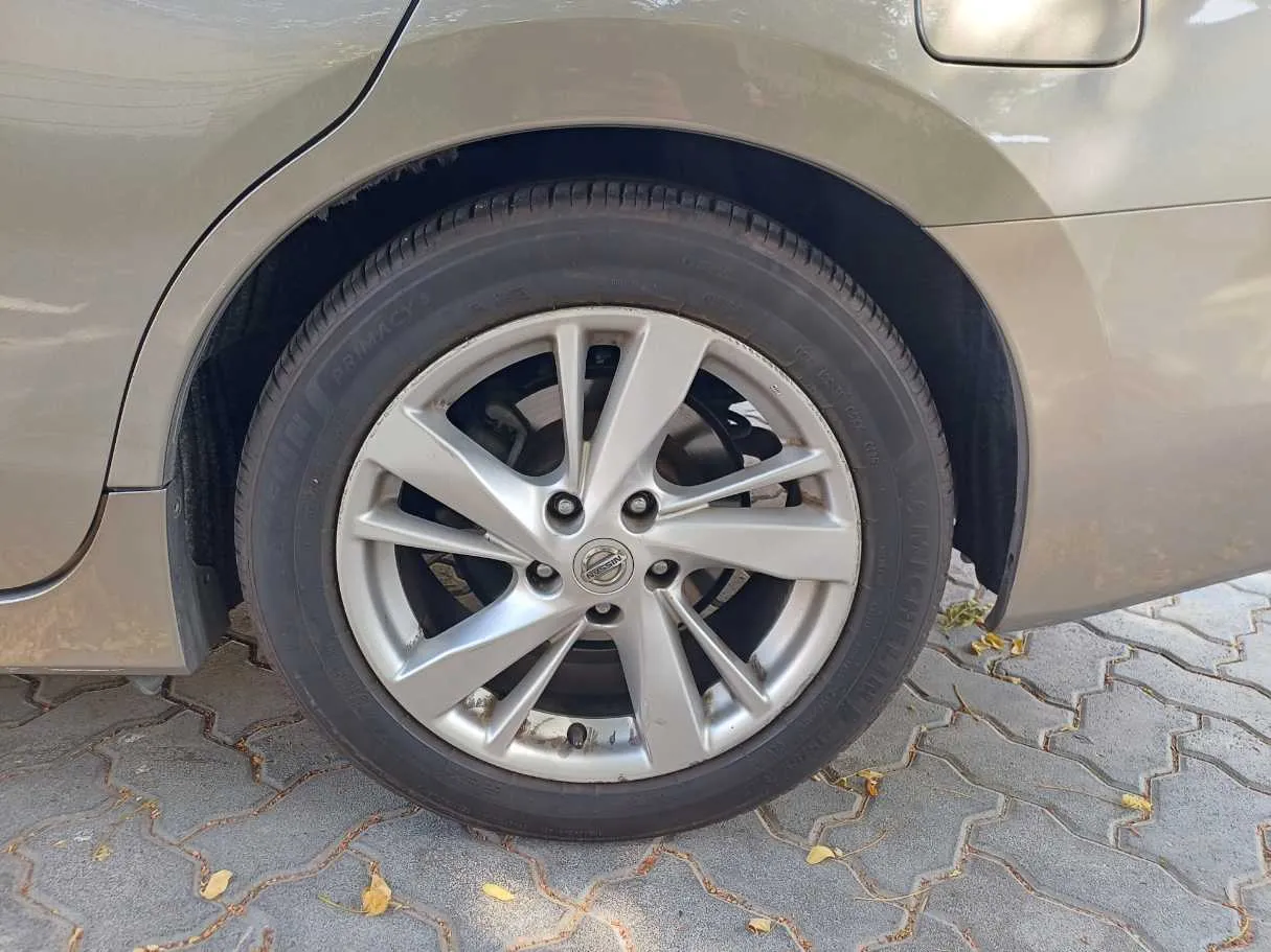 Car image 9