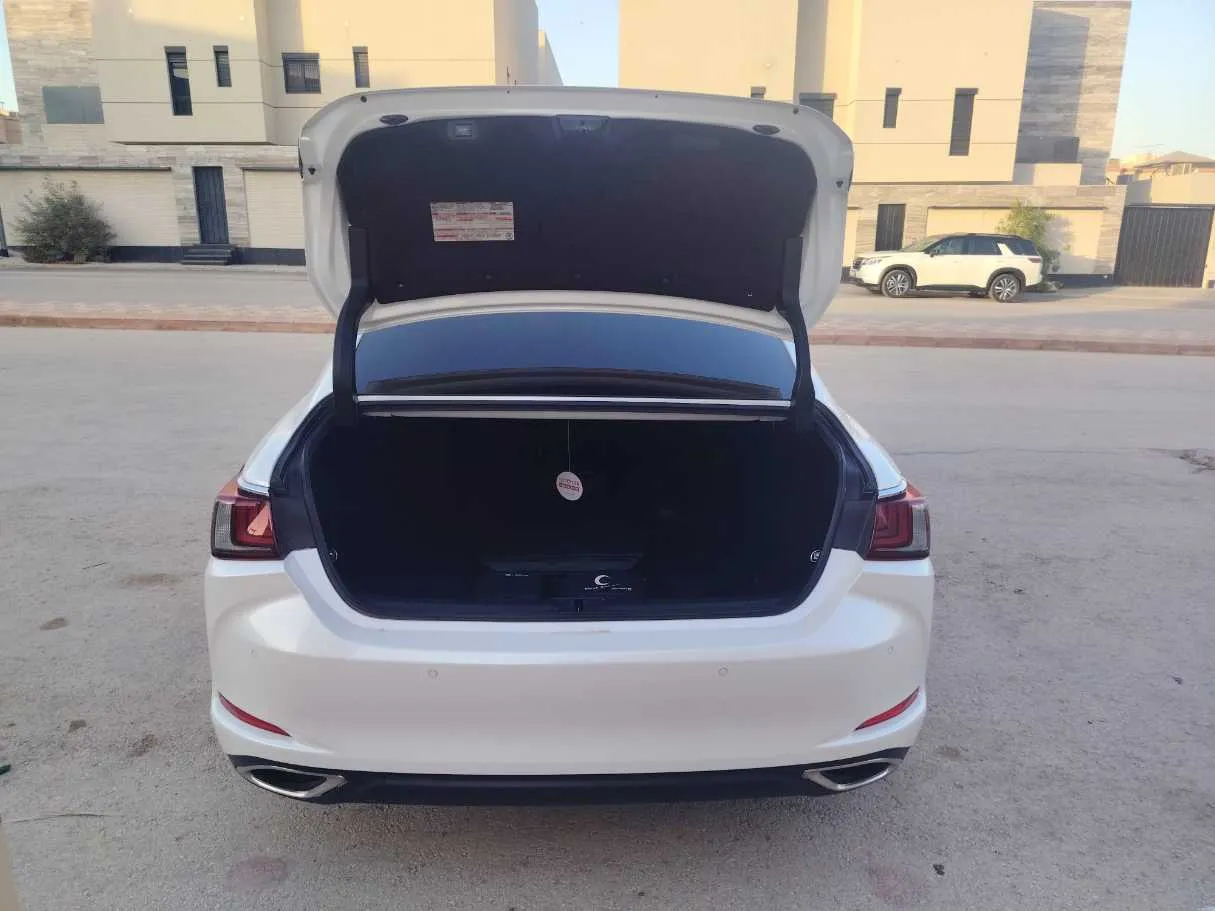 Car image 23