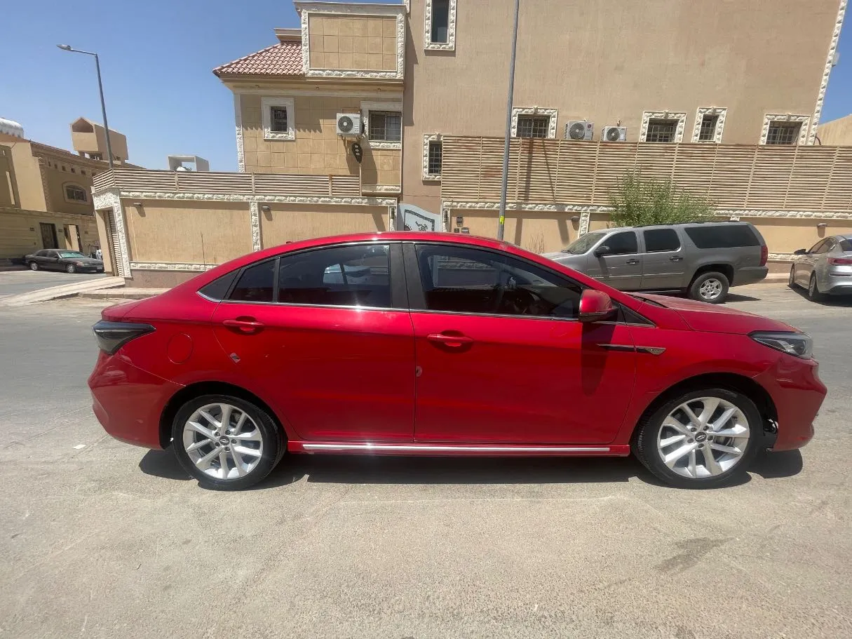 Car image 4