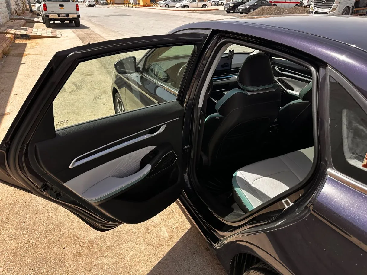 Car image 13