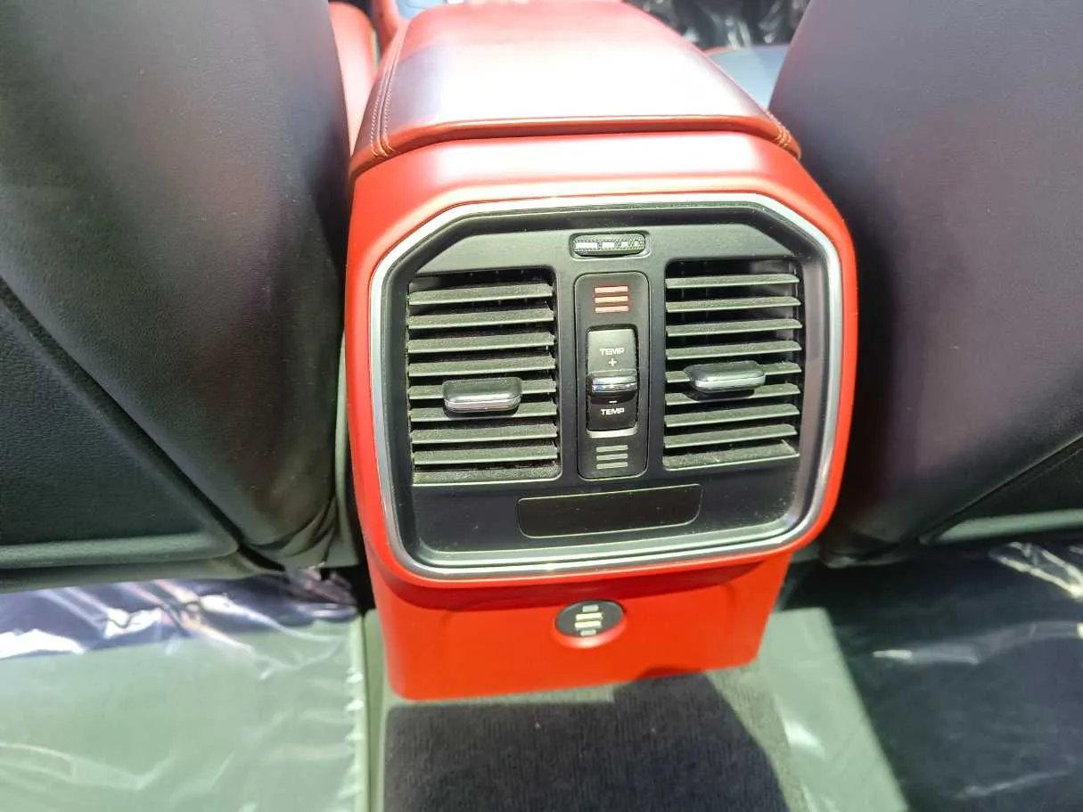 Car image 34