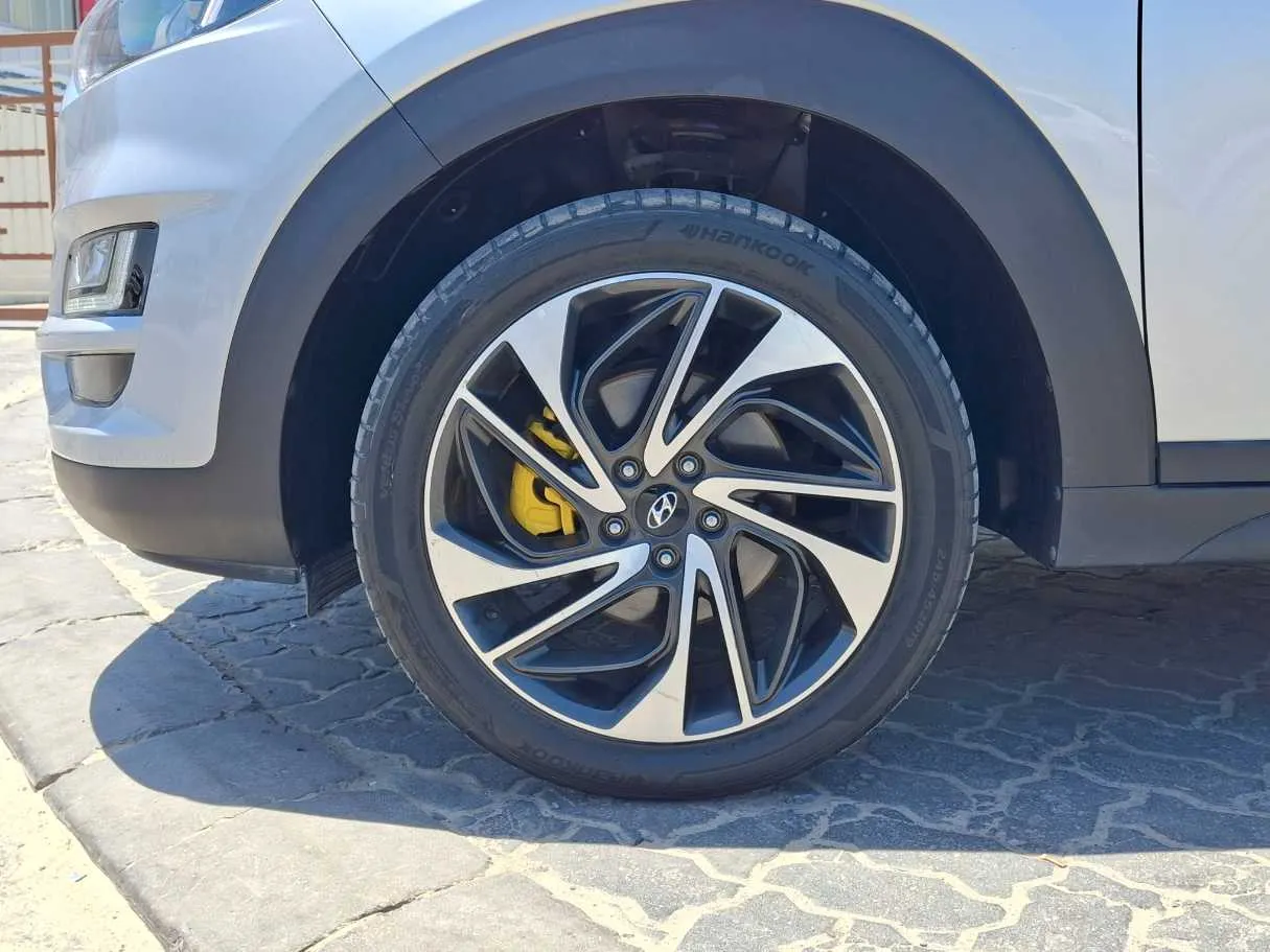 Car image 9