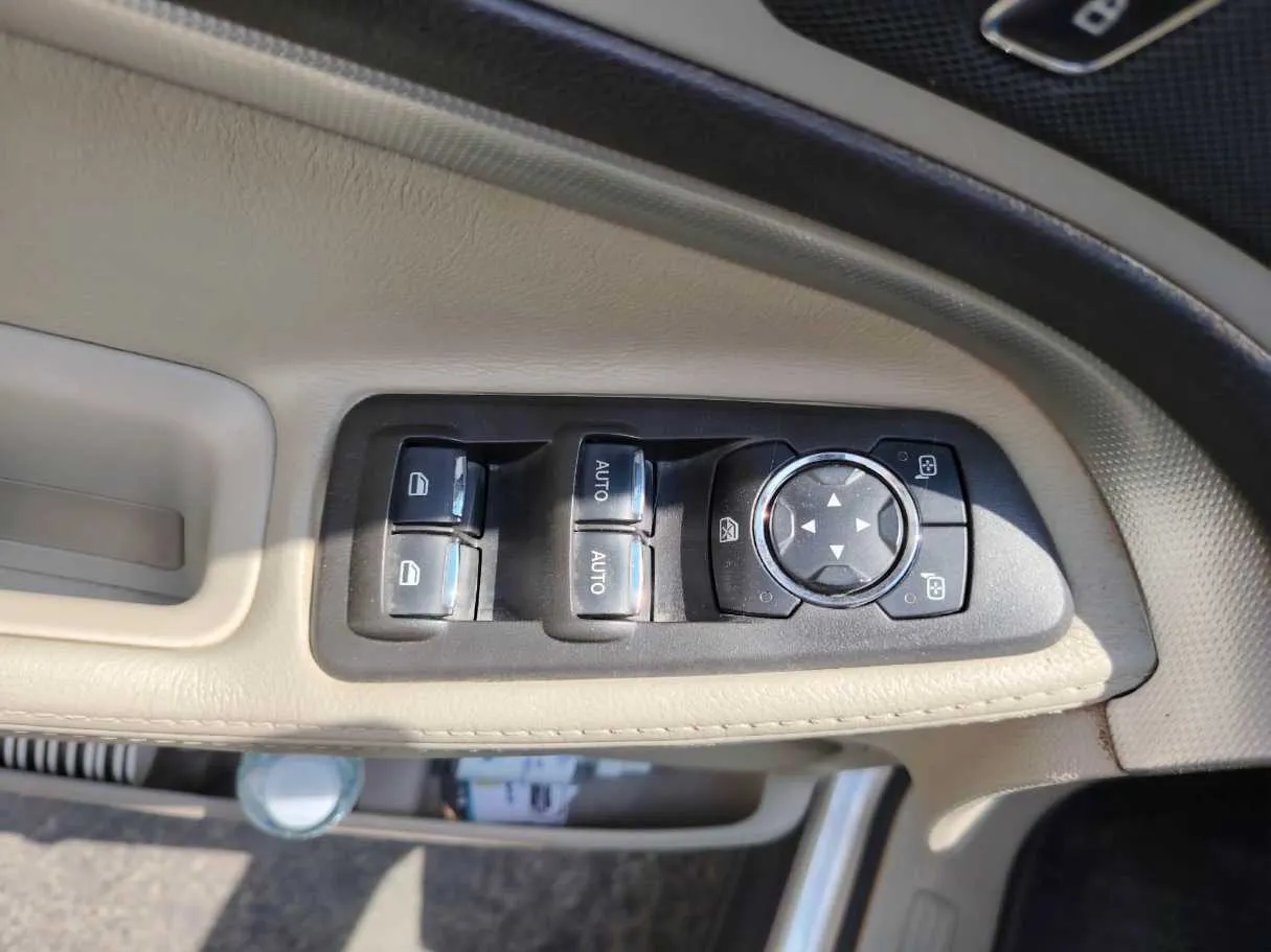 Car image 37