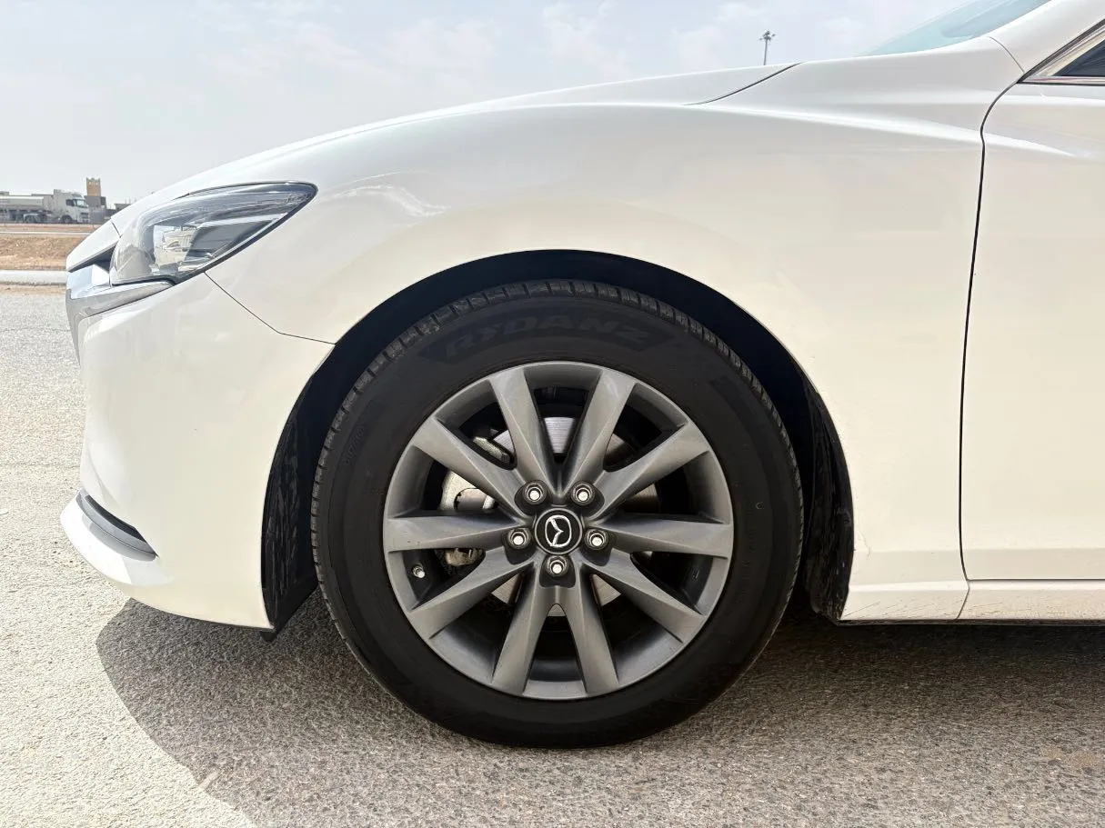 Car image 9