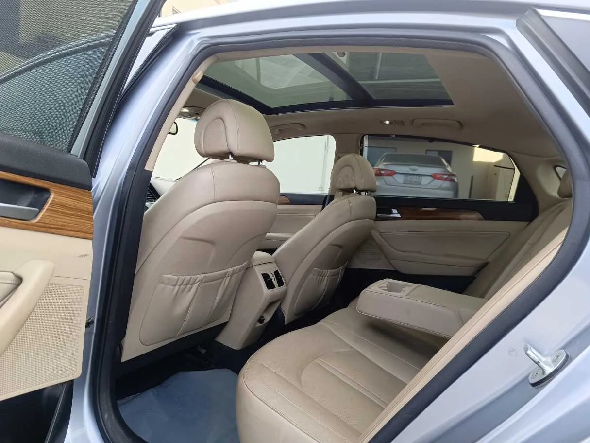 Car image 19