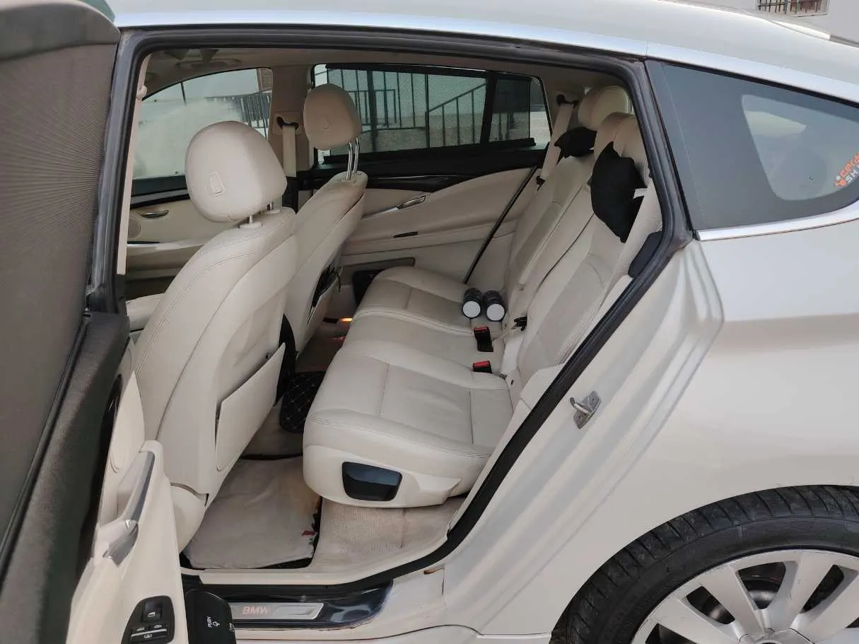 Car image 15