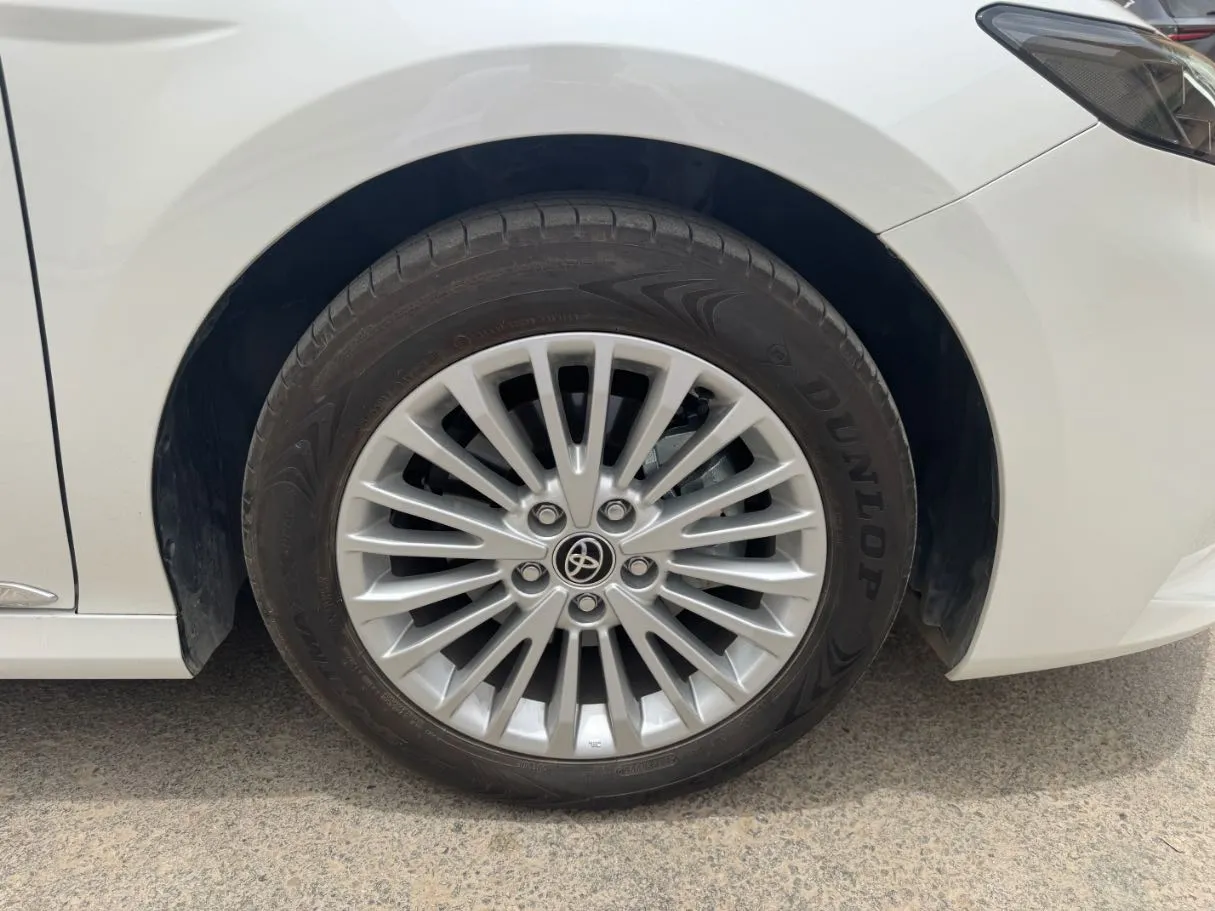Car image 9