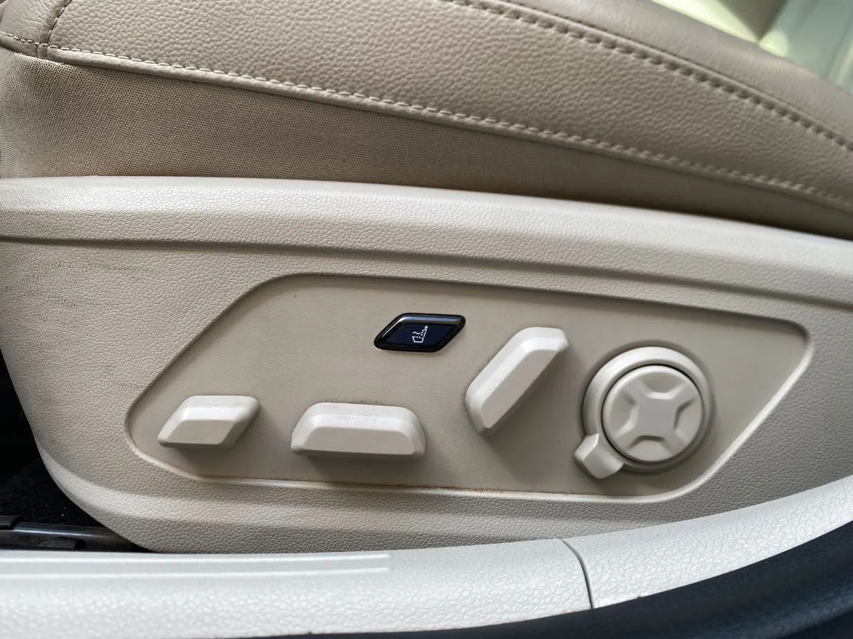 Car image 30