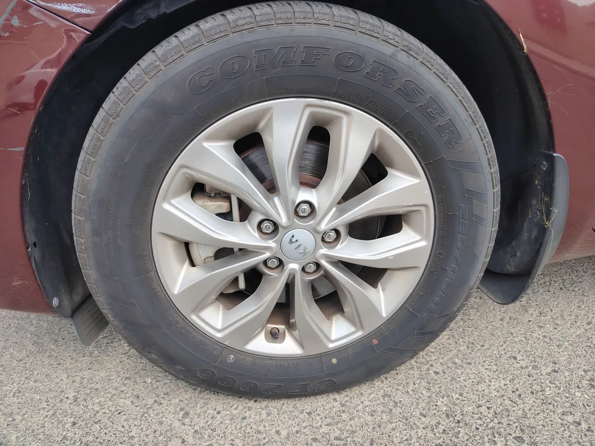Car image 9