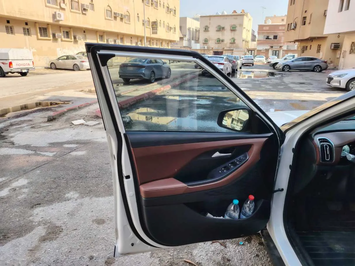 Car image 10