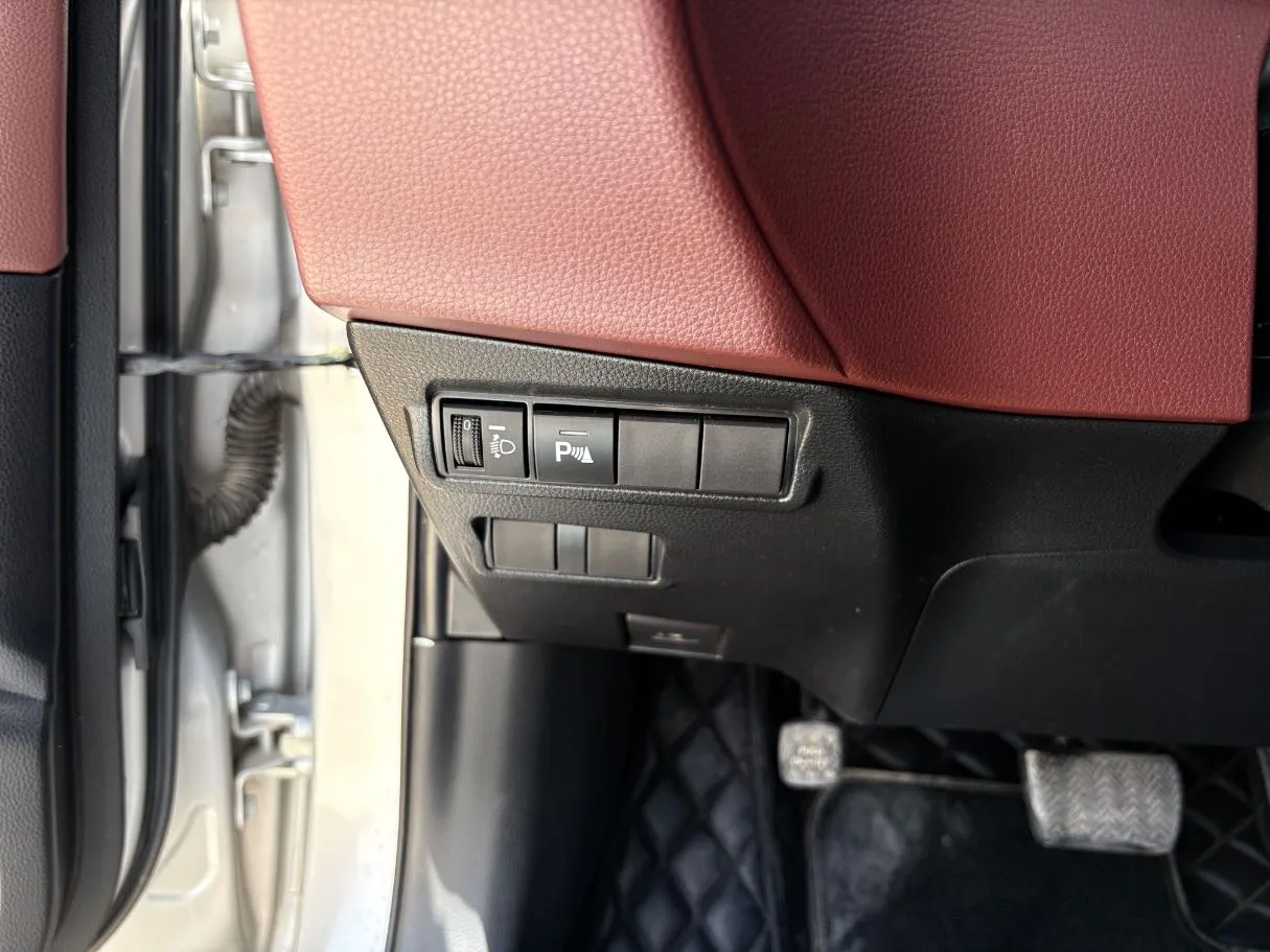 Car image 24