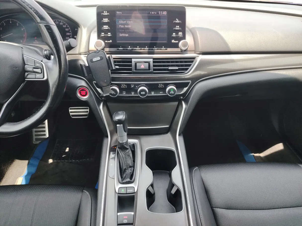 Car image 18
