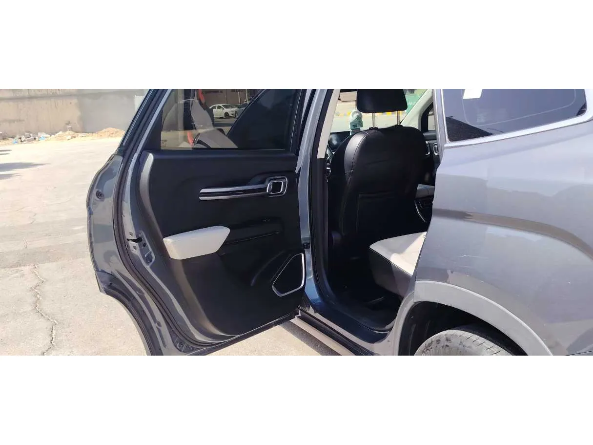 Car image 13