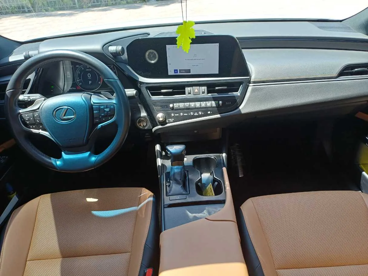 Car image 16