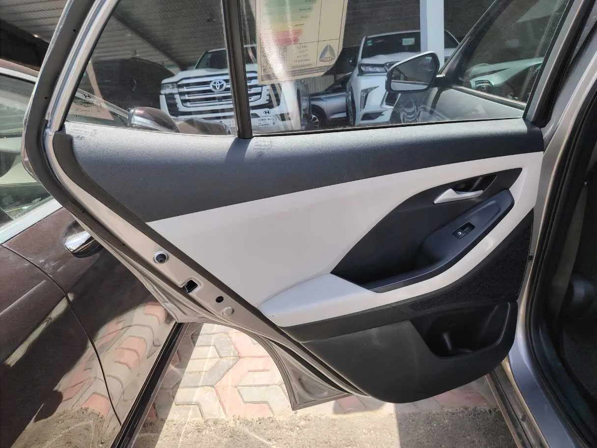 Car image 18