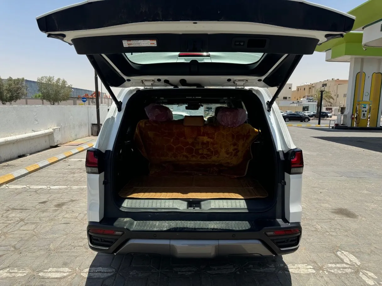 Car image 24