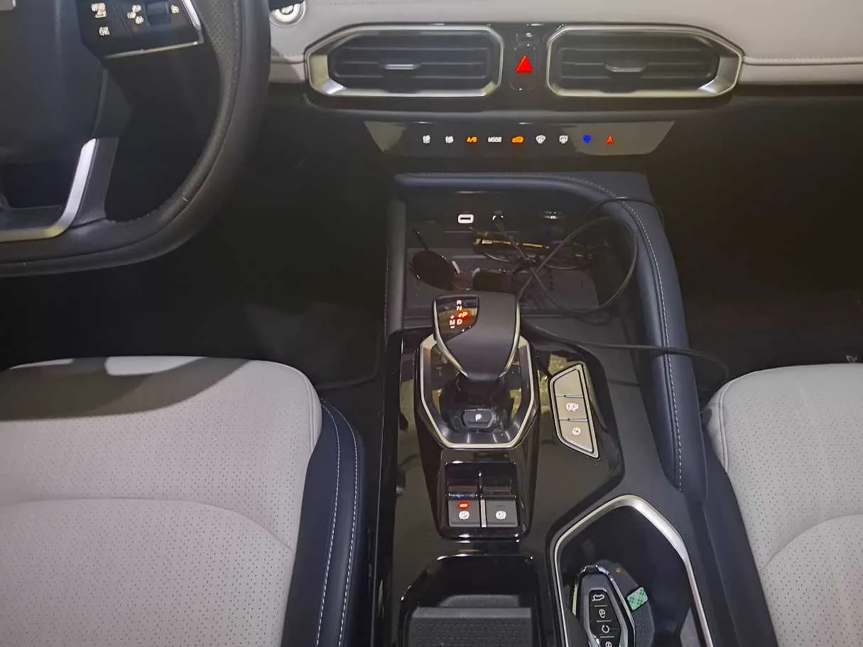 Car image 12