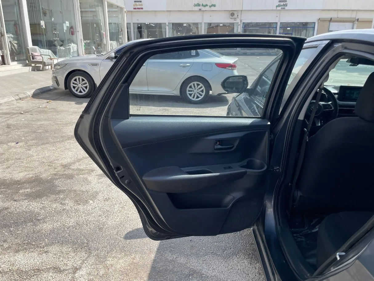 Car image 14