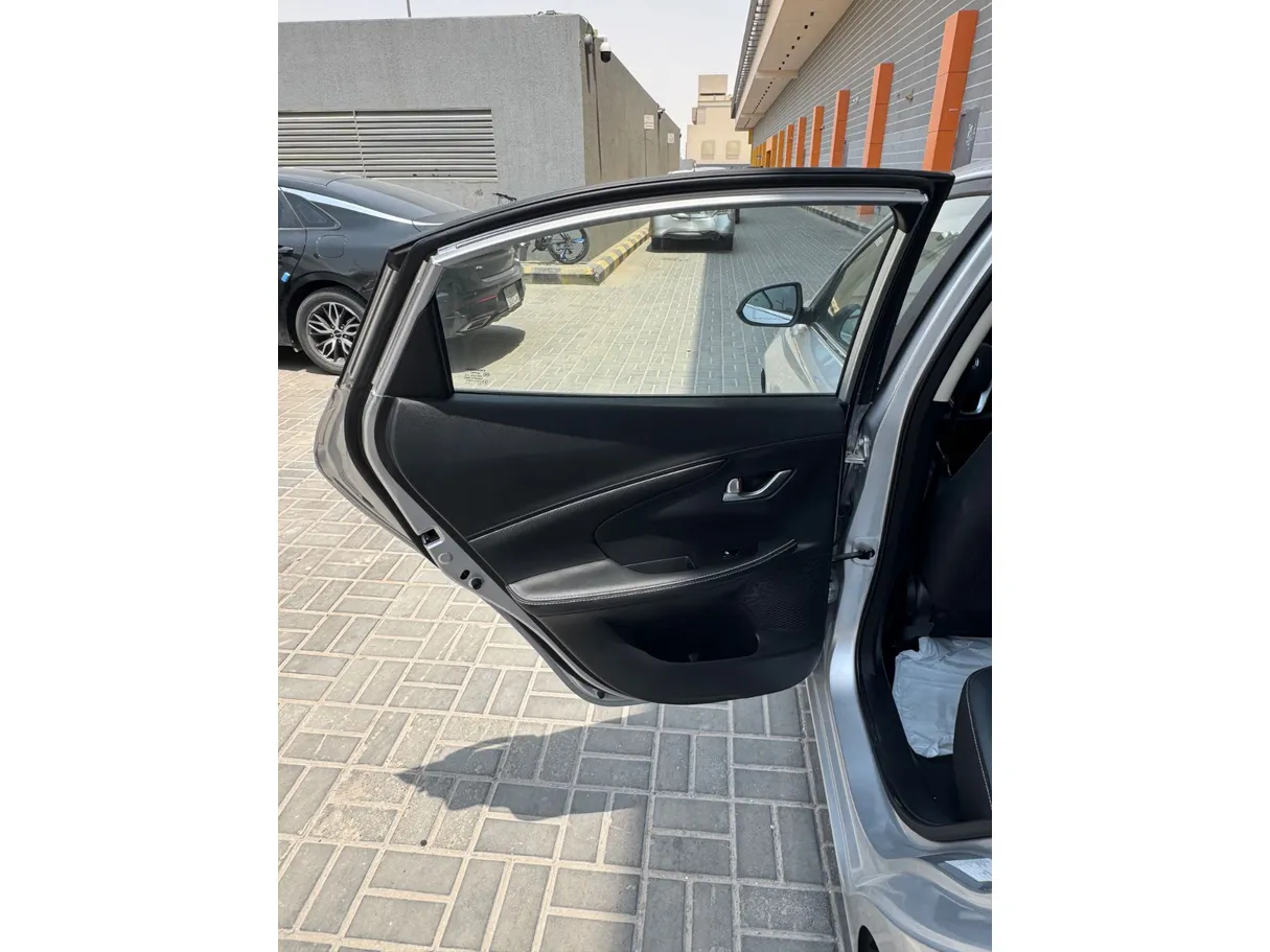 Car image 12