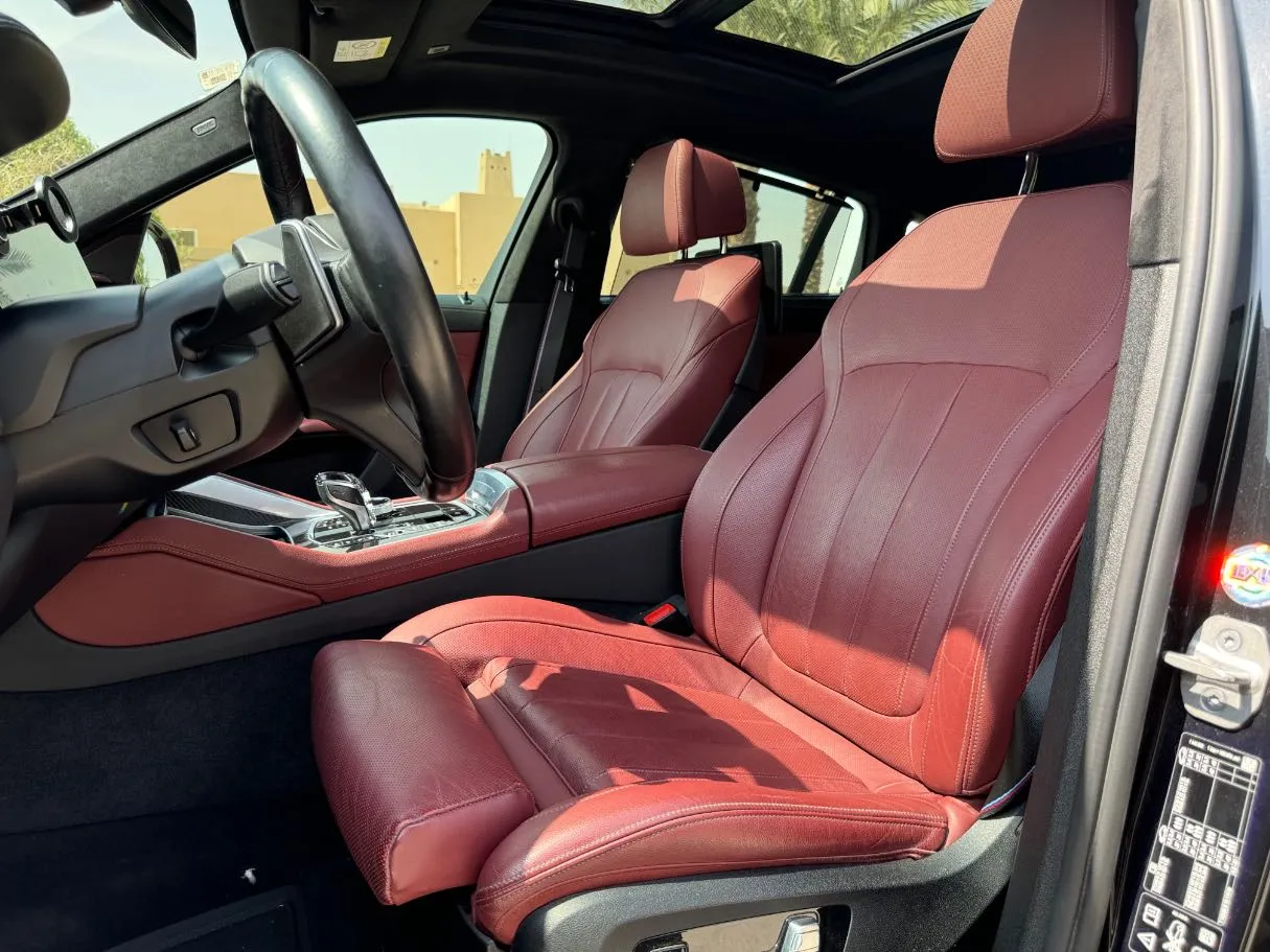 Car image 12
