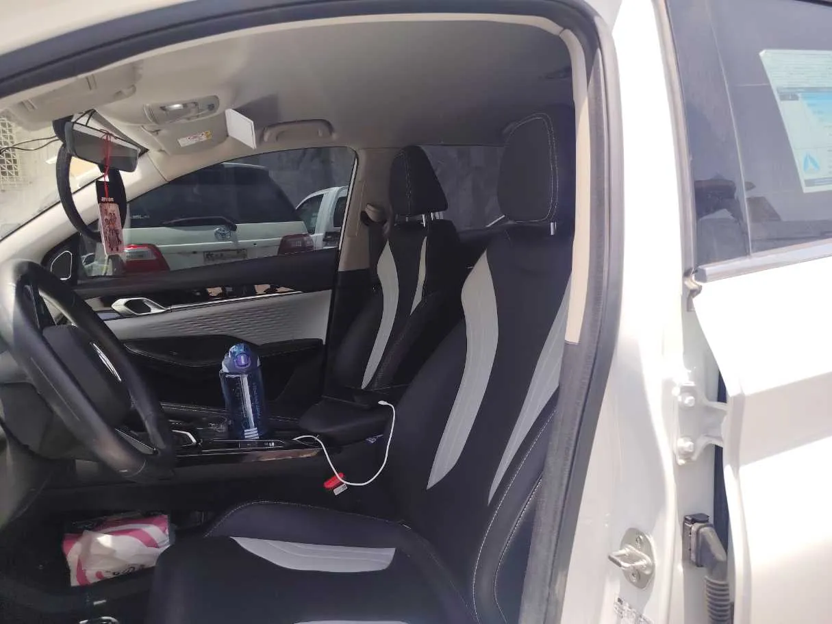 Car image 12