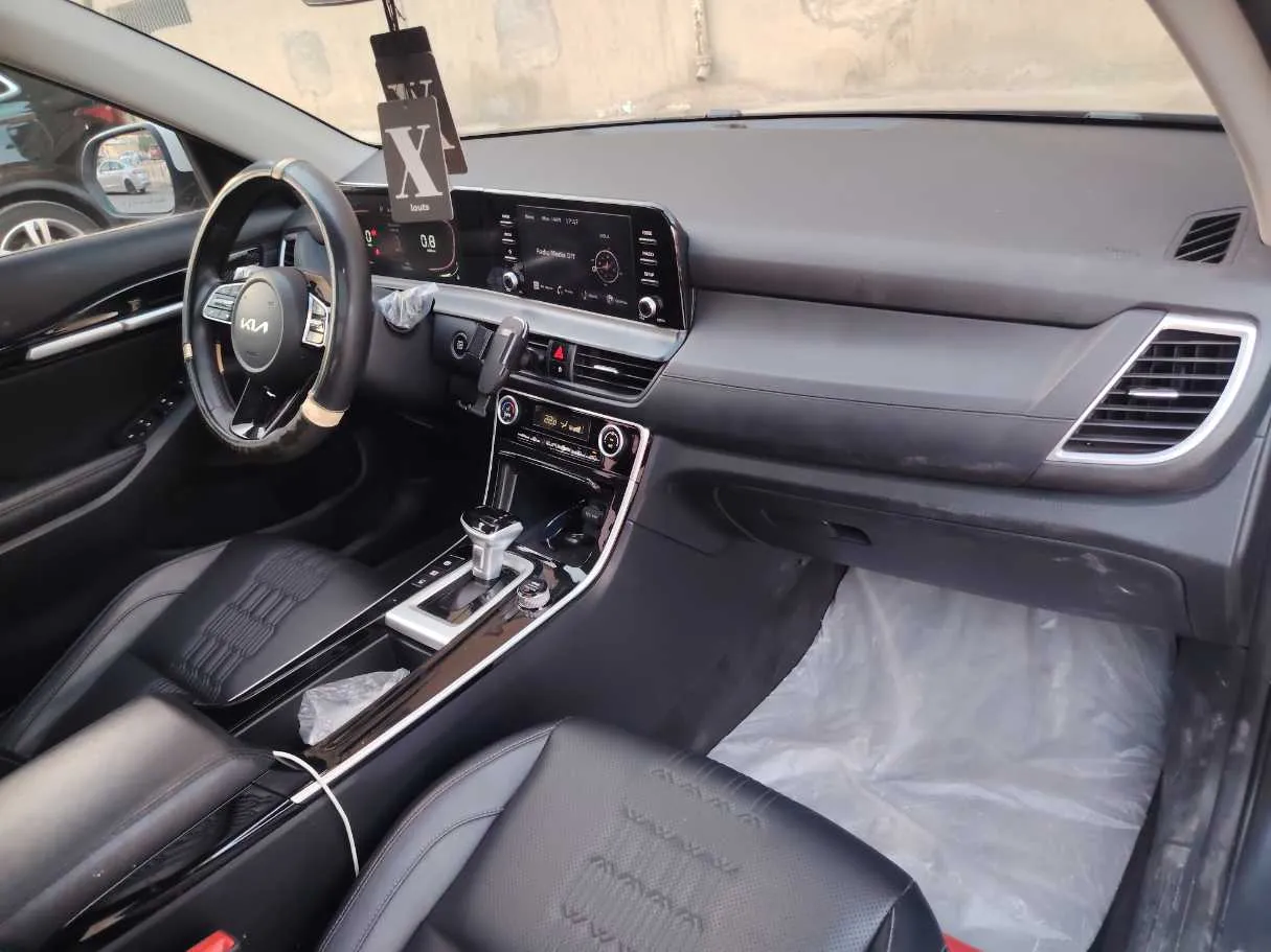Car image 14