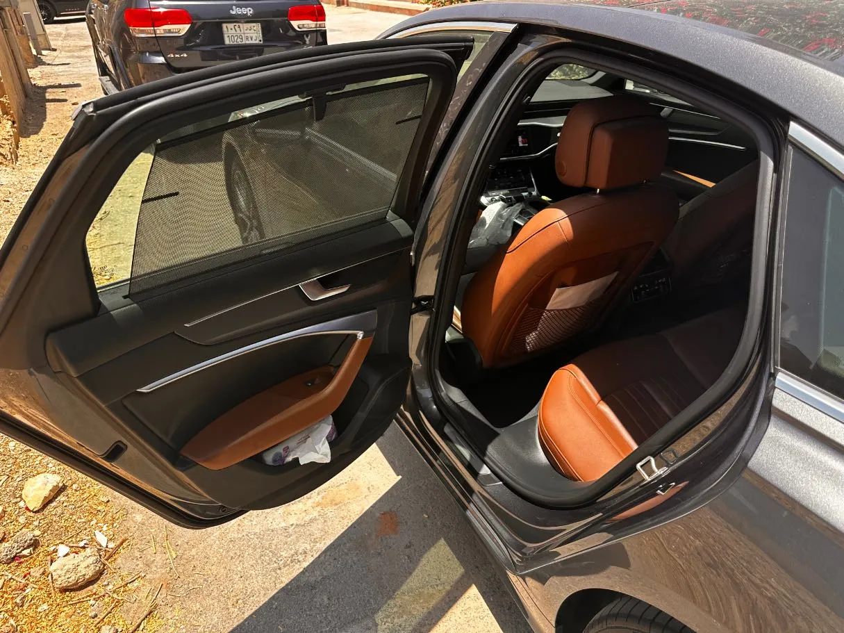 Car image 14