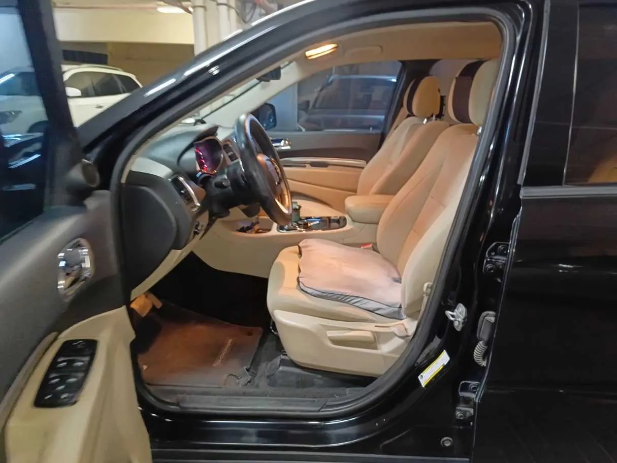 Car image 14