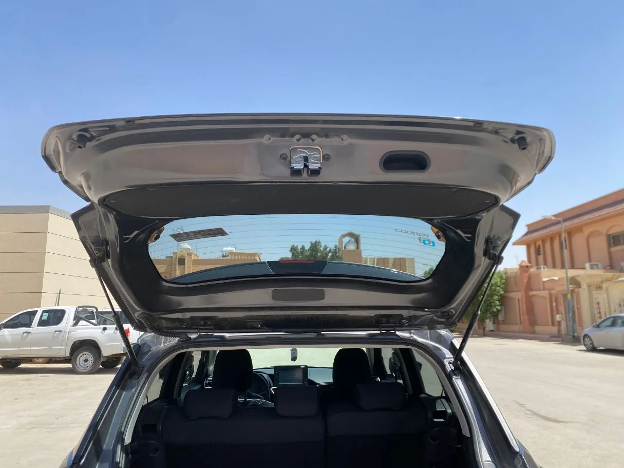 Car image 19