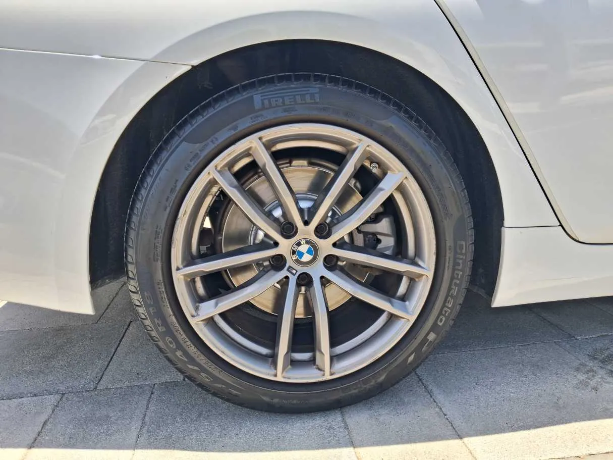 Car image 9