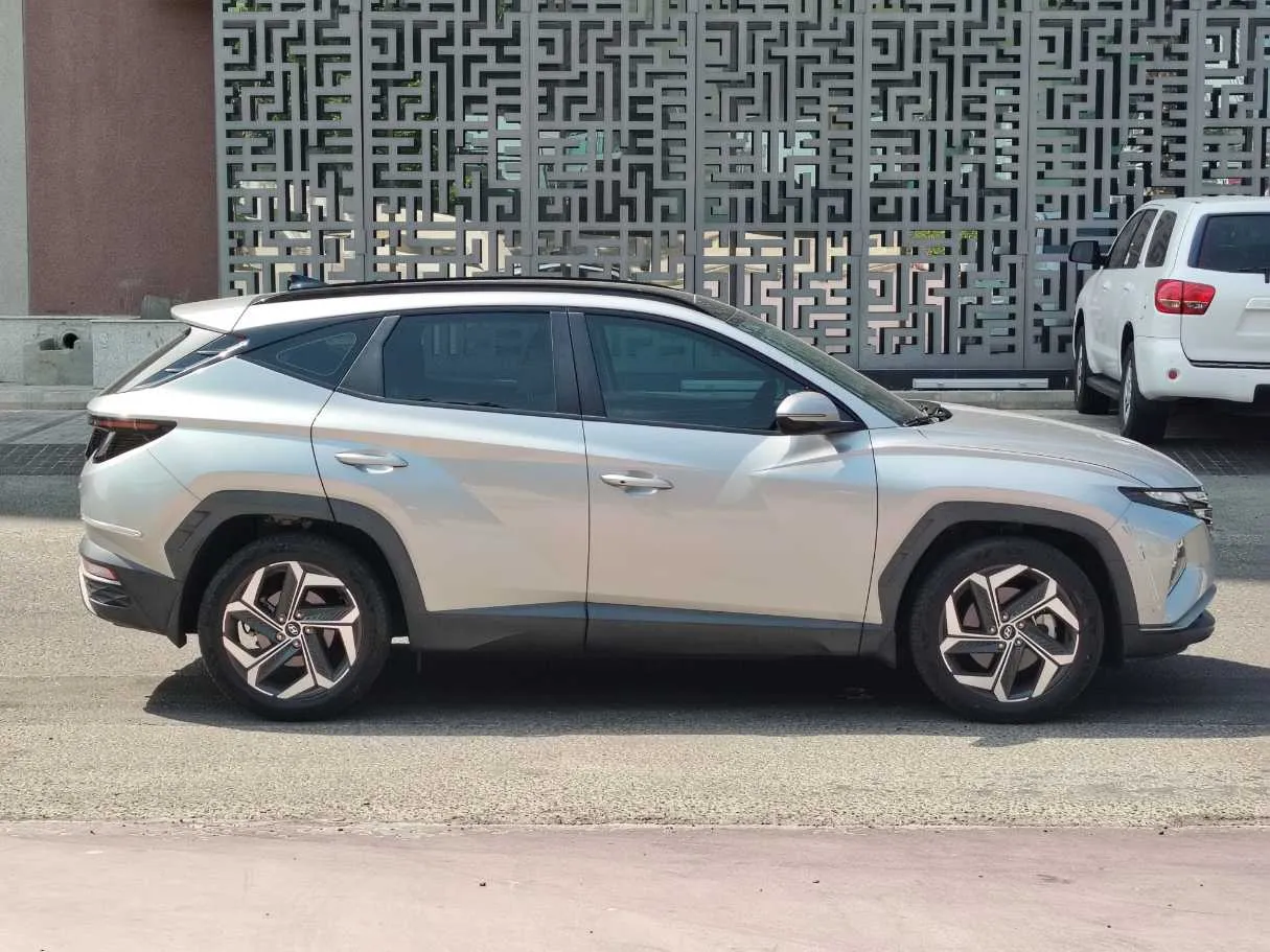 Car image 4