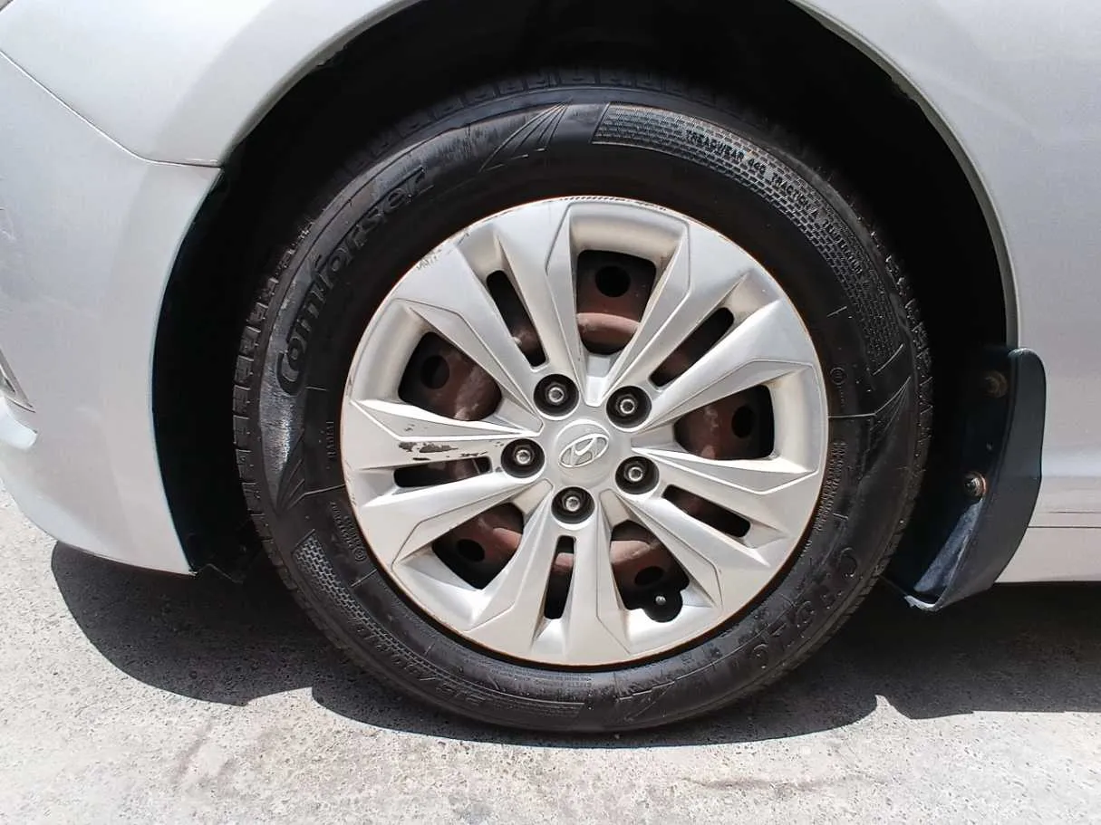 Car image 9