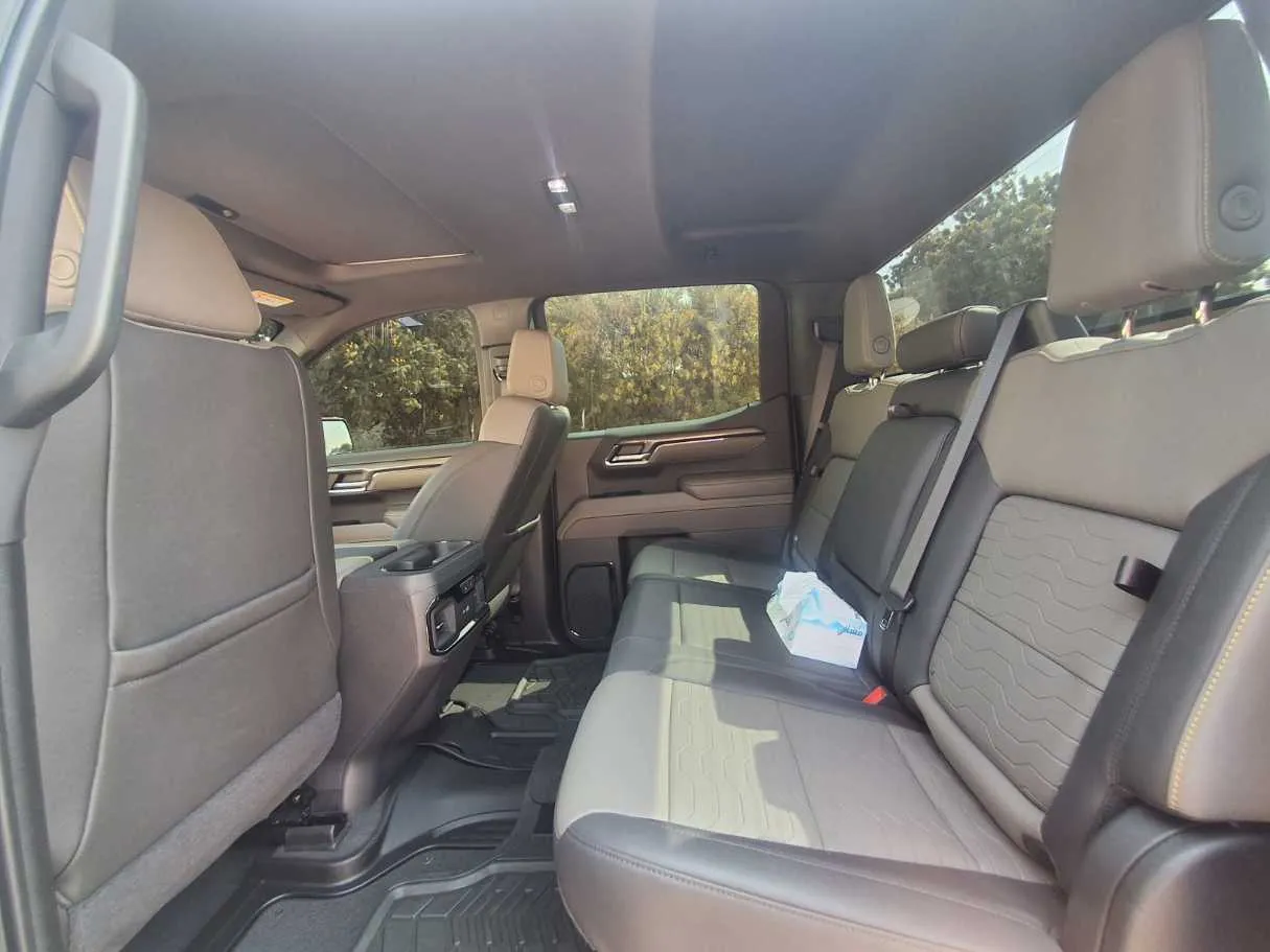 Car image 11