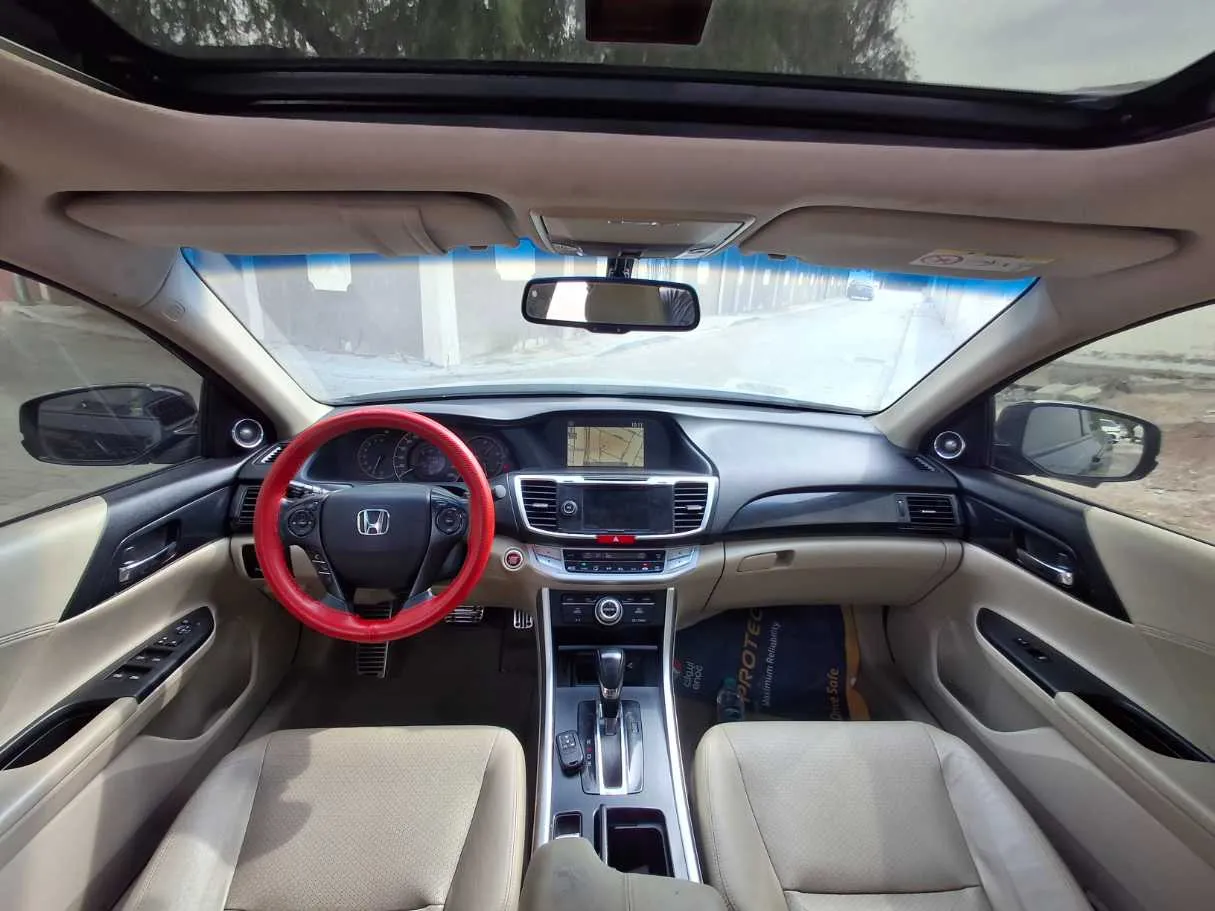 Car image 14