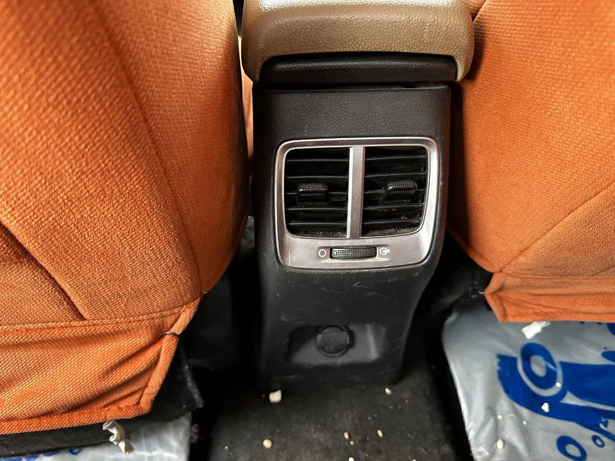 Car image 26