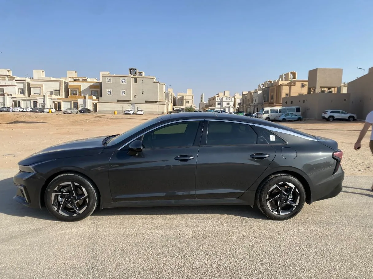 Car image 8