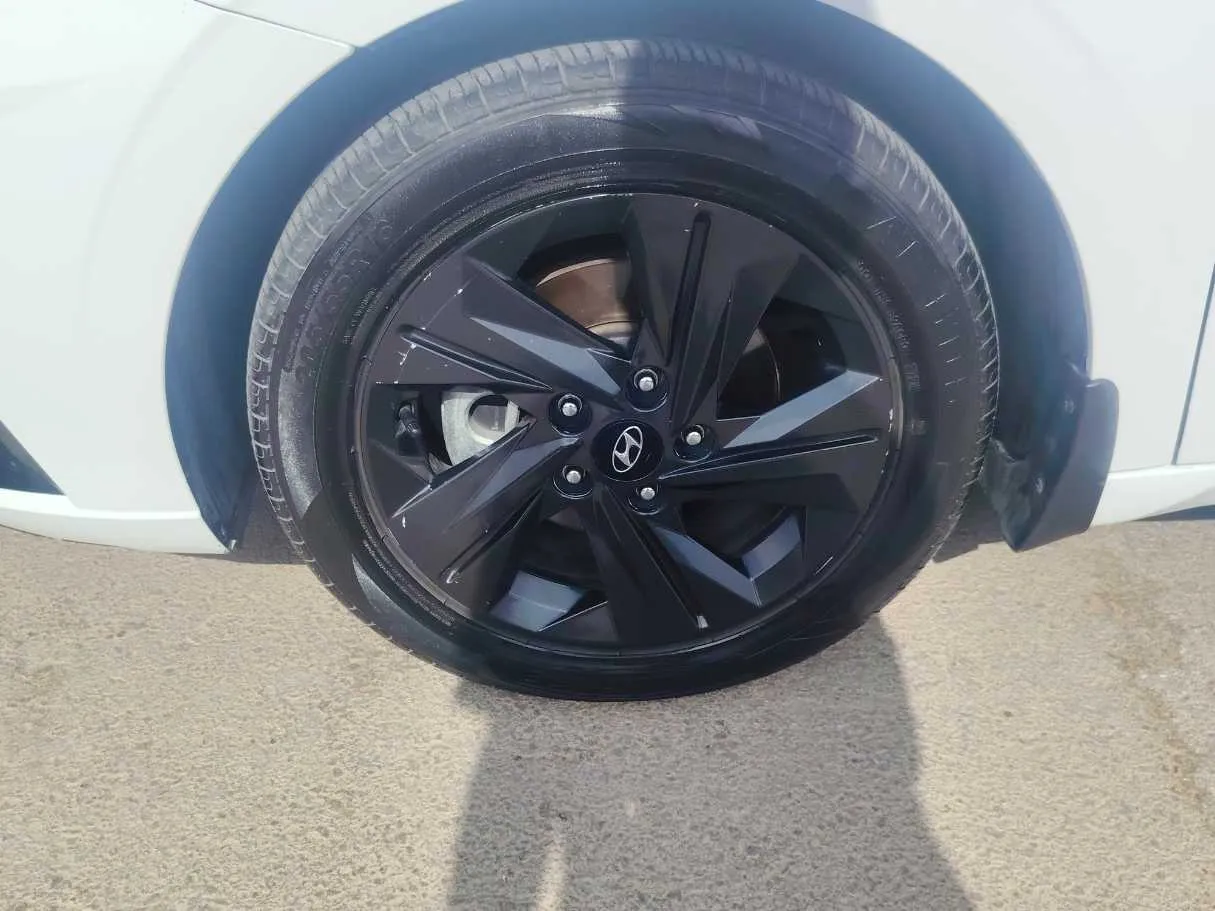 Car image 10