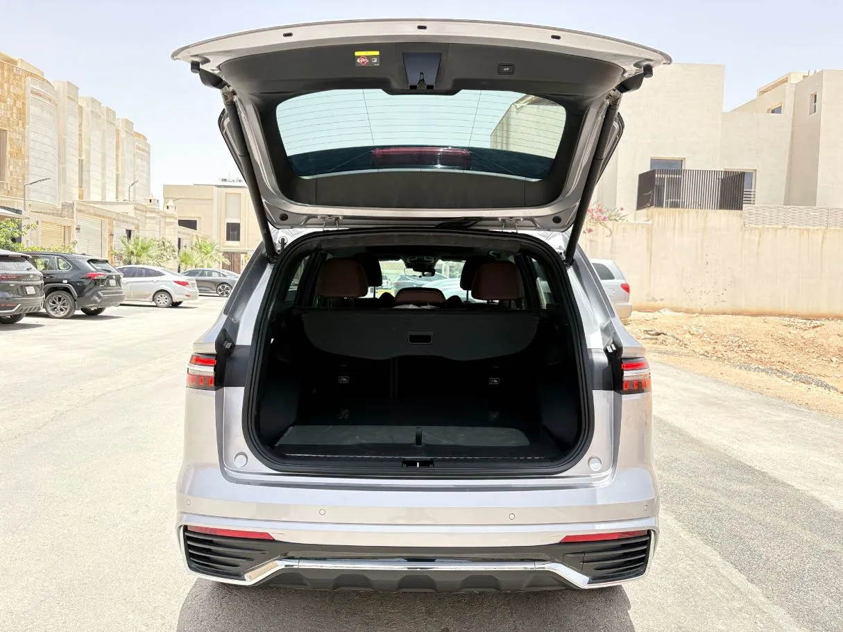 Car image 24