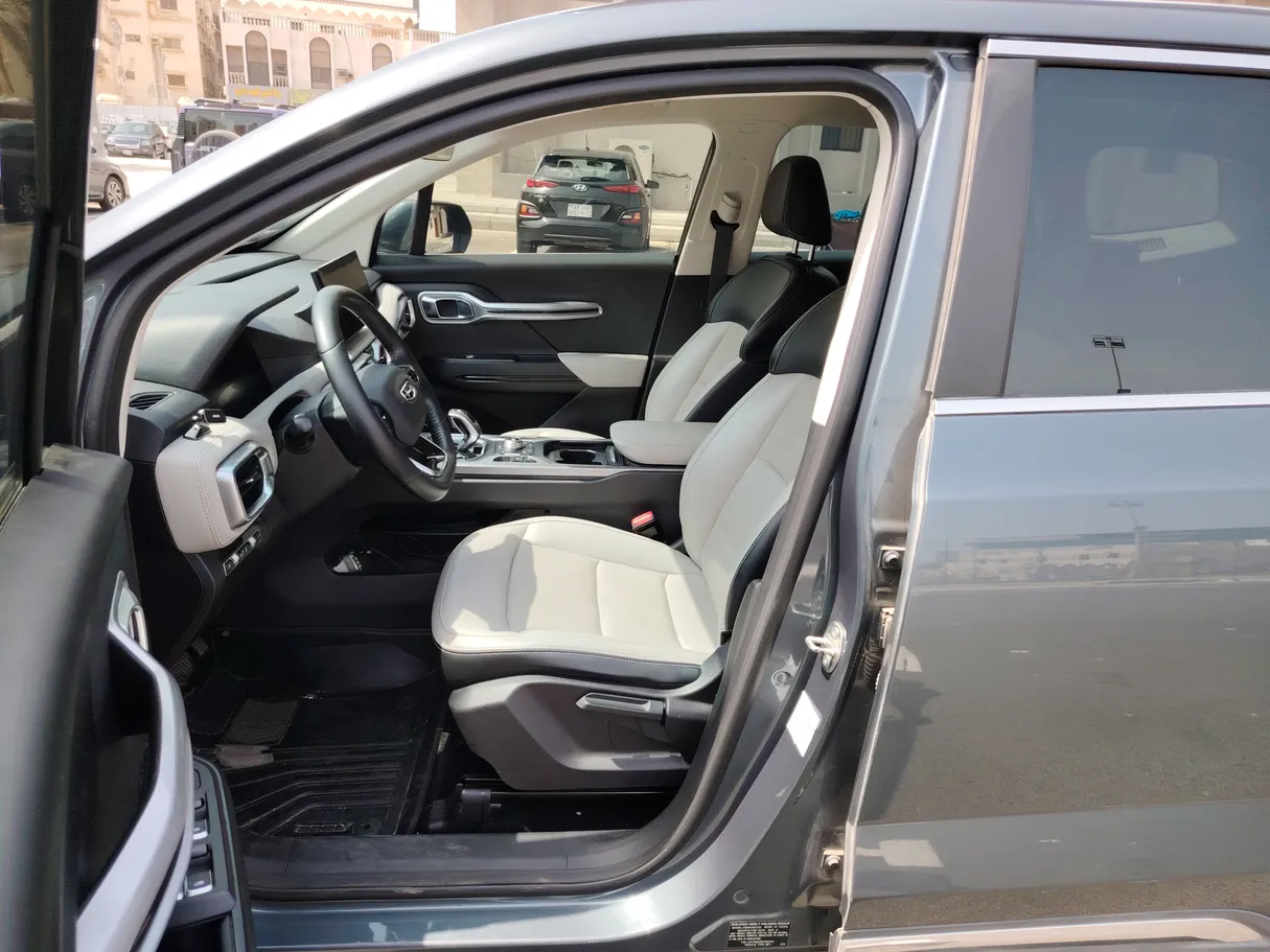 Car image 12