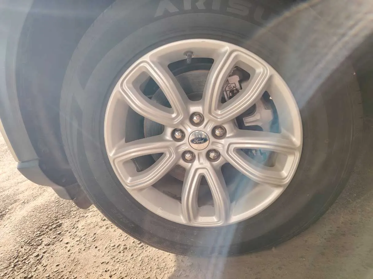 Car image 9
