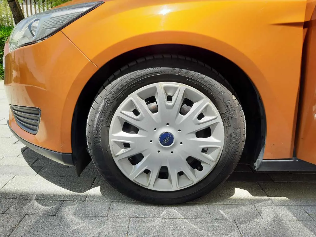 Car image 9