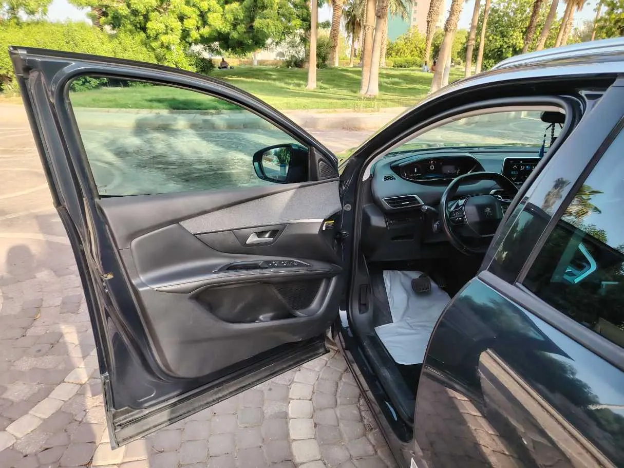 Car image 12