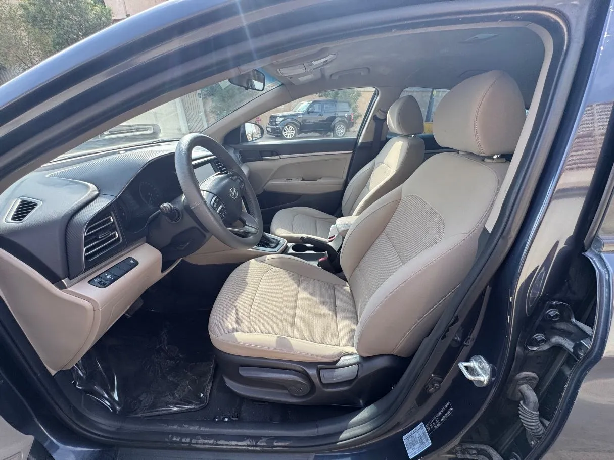 Car image 12